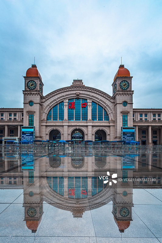 雨中光影中的汉口站+湖北武汉图片素材