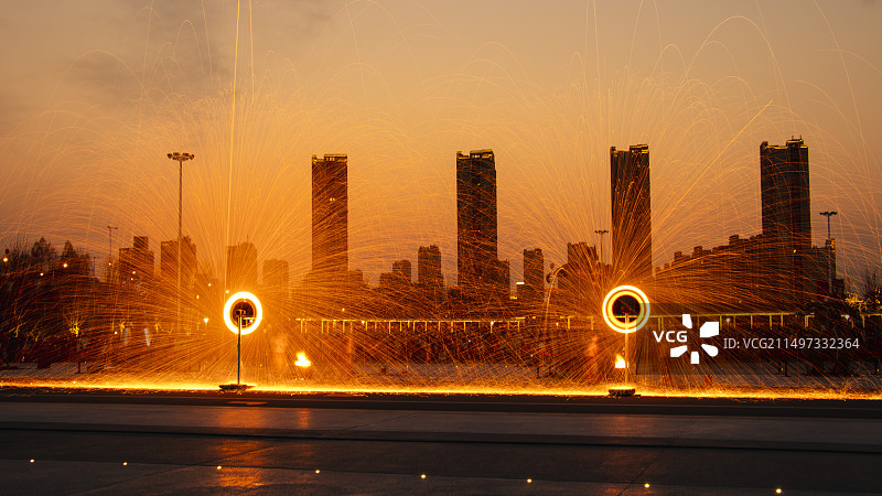 西安曲江打铁花表演图片素材