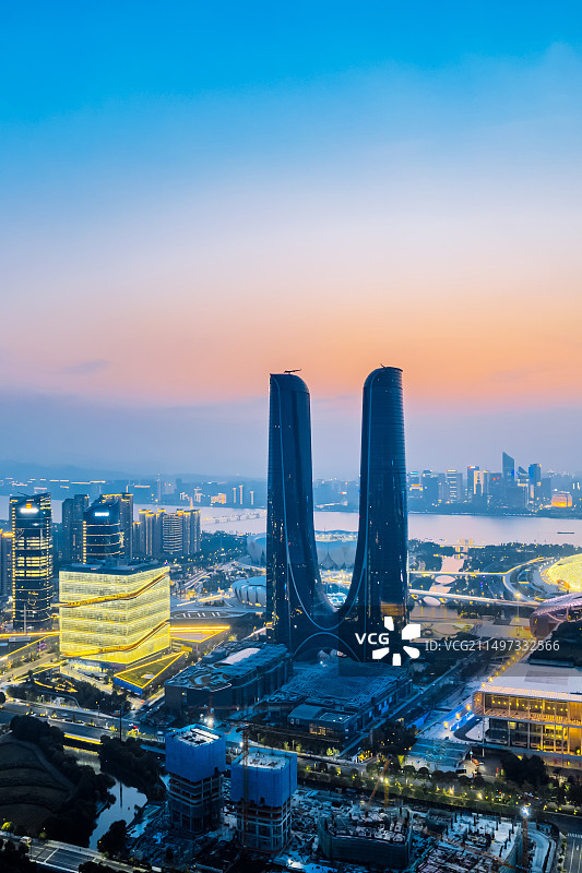中国浙江杭州钱江新城杭州之门航拍夜景图片素材