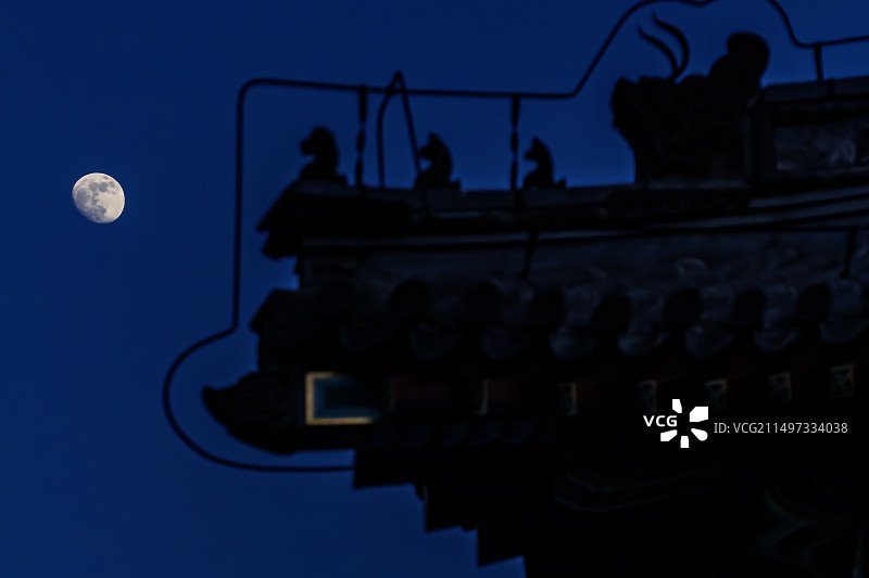 小满时节月挂亭图片素材