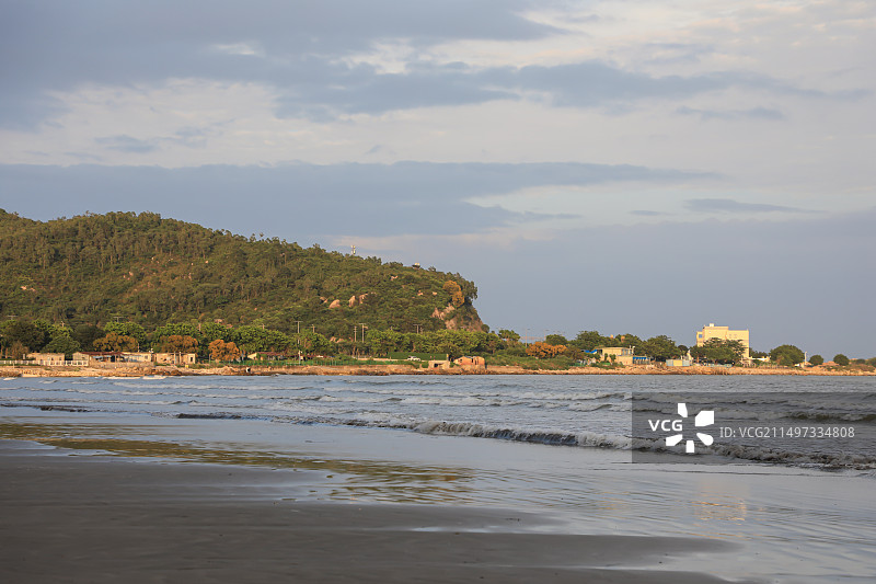 木头冲沙滩图片素材