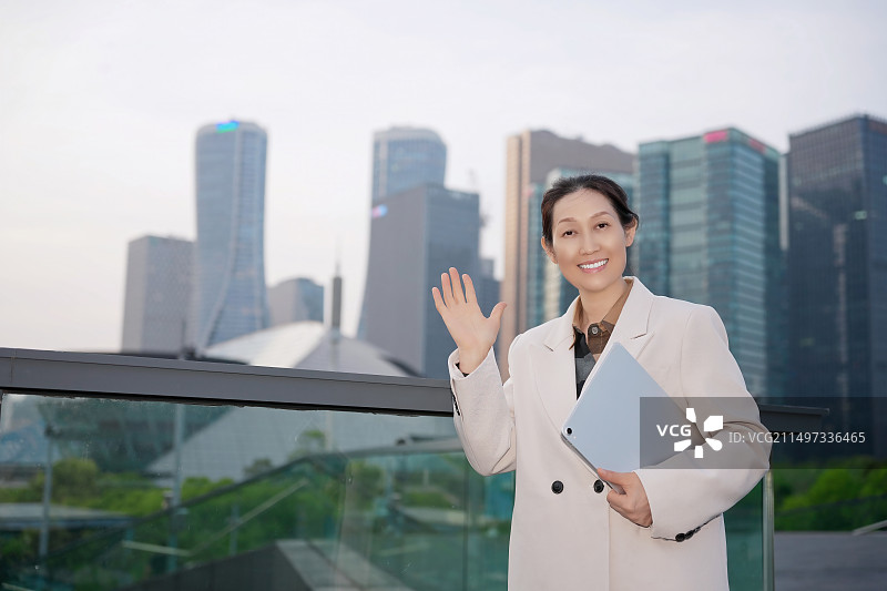 专业女商人在城市欢迎同事图片素材