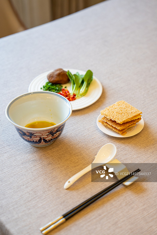 鸡汤泡锅巴图片素材