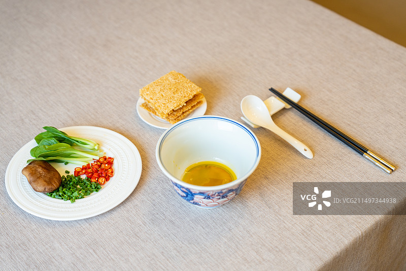 鸡汤泡锅巴图片素材