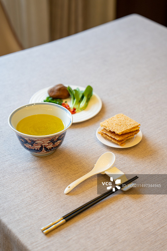 鸡汤泡锅巴图片素材