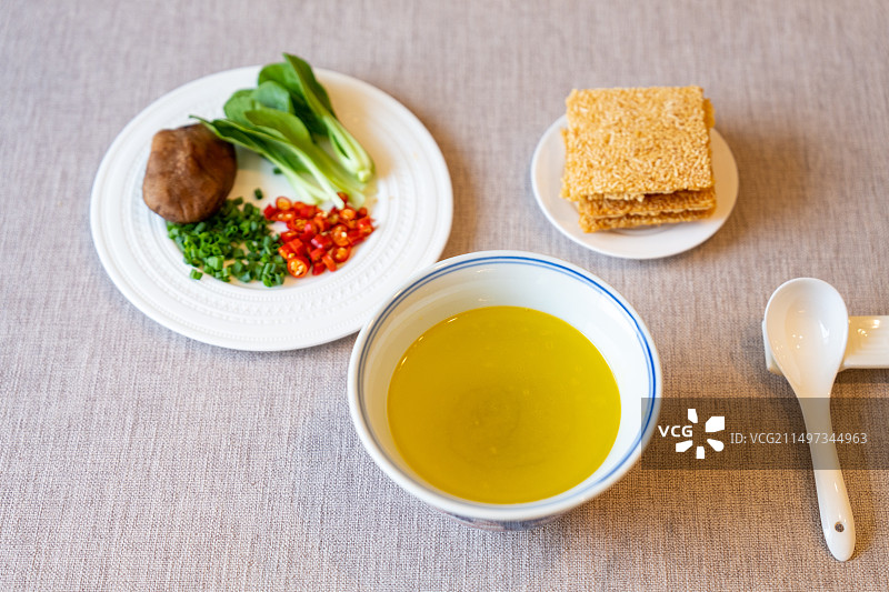 鸡汤泡锅巴图片素材