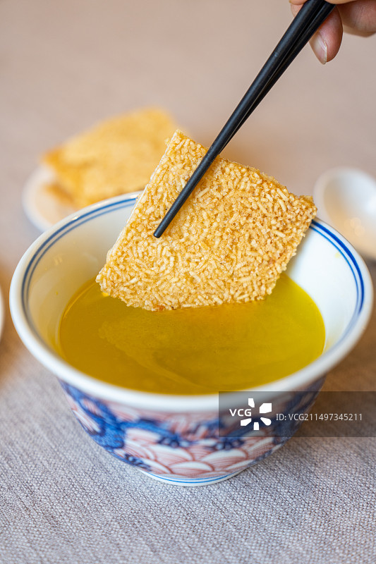 鸡汤泡锅巴图片素材