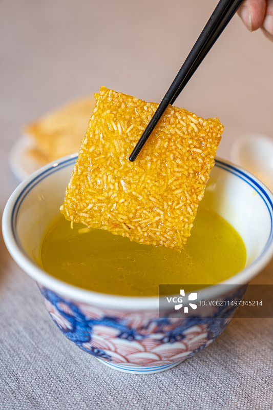 鸡汤泡锅巴图片素材