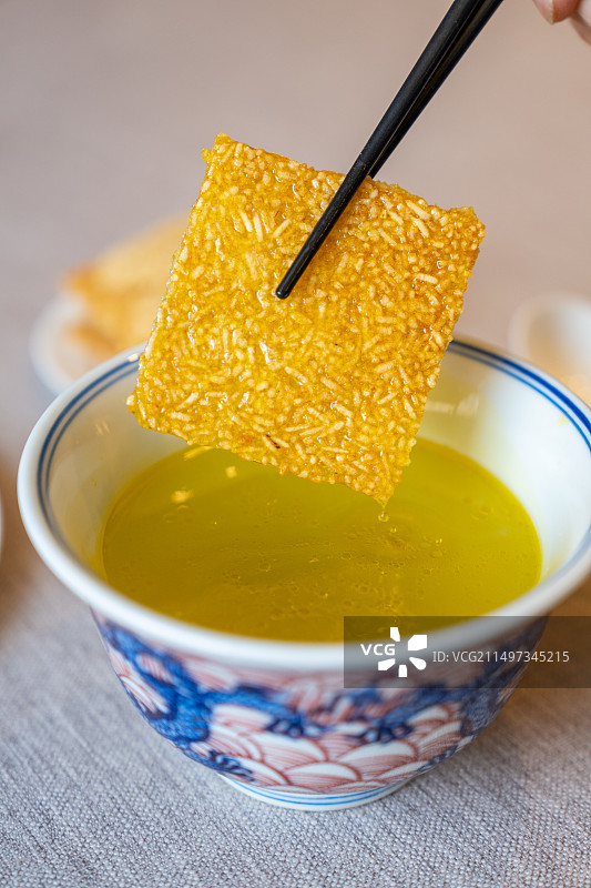 鸡汤泡锅巴图片素材