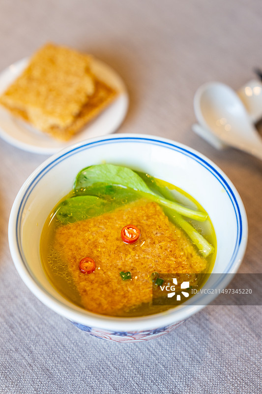 鸡汤泡锅巴图片素材