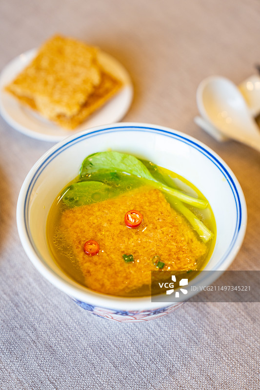 鸡汤泡锅巴图片素材