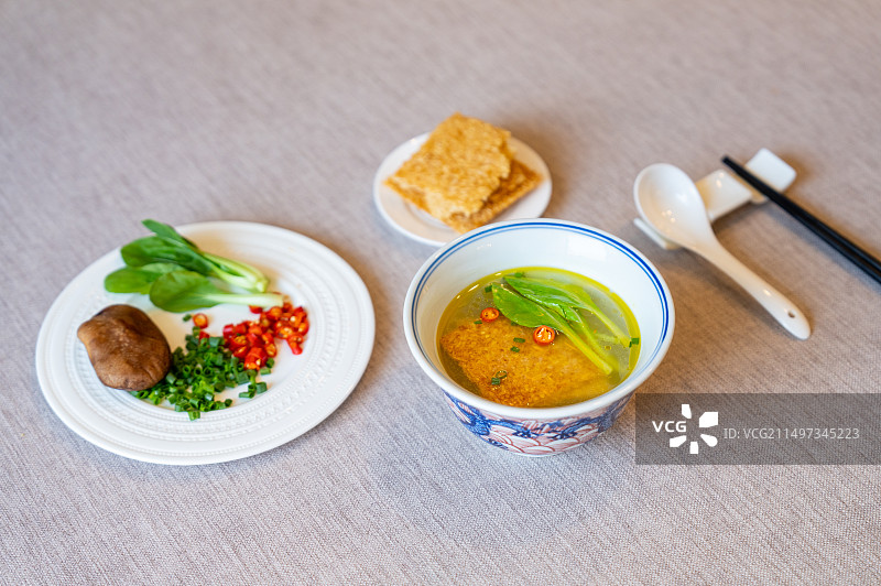 鸡汤泡锅巴图片素材