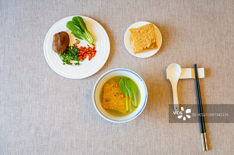 鸡汤泡锅巴图片素材