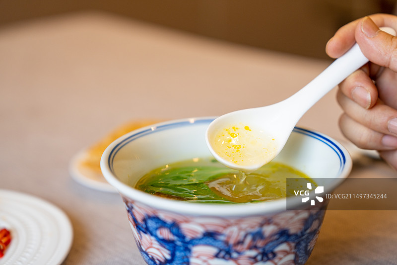 鸡汤泡锅巴图片素材