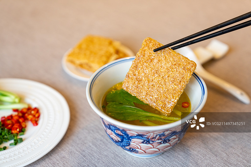 鸡汤泡锅巴图片素材