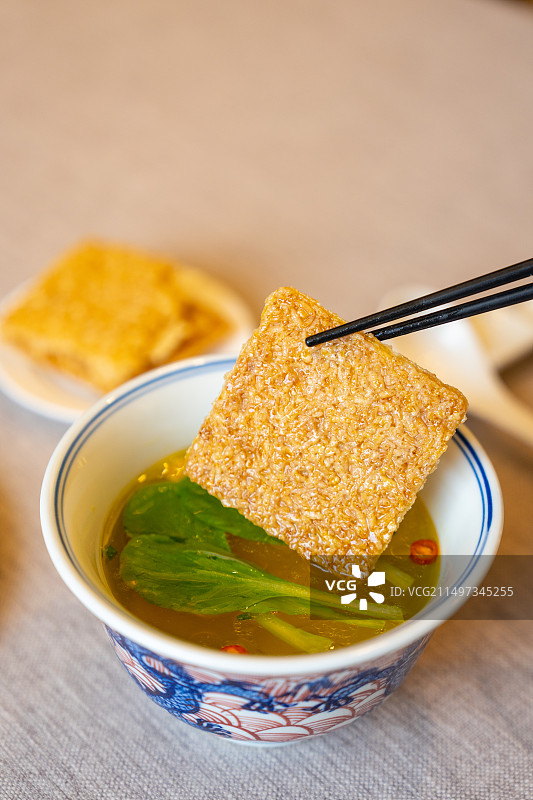 鸡汤泡锅巴图片素材