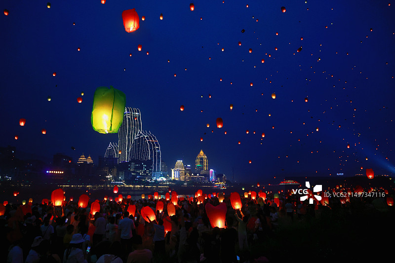 西双版纳傣族泼水节万人齐放许愿灯图片素材