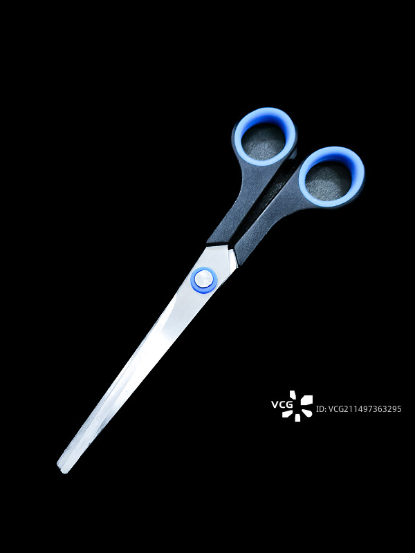 黑色背景下的办公用品文具，一把剪刀的特写图片素材