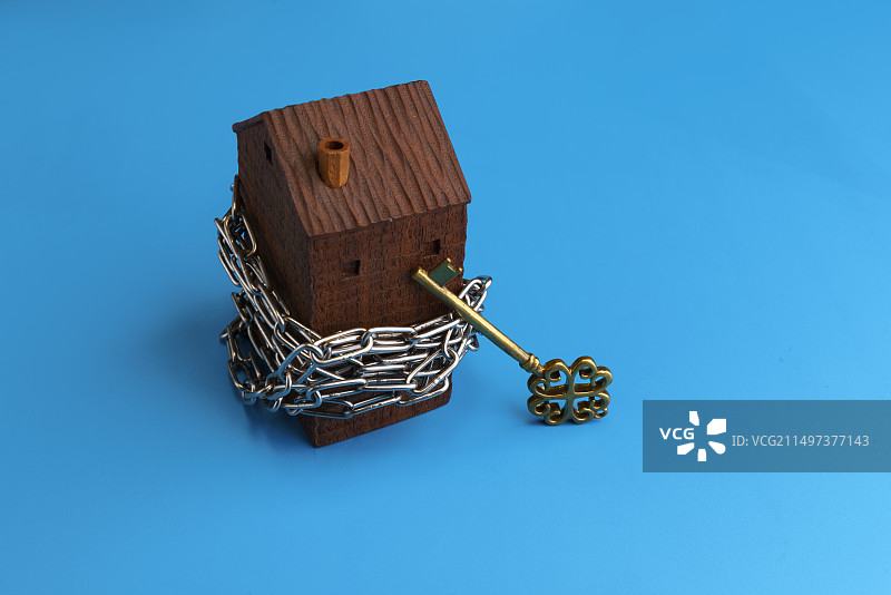 蓝色背景下链条捆绑模型房屋和钥匙高角度视图图片素材