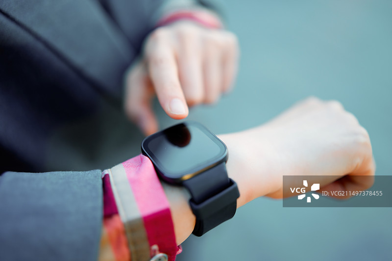 专业人士检查智能手表的时间表更新图片素材