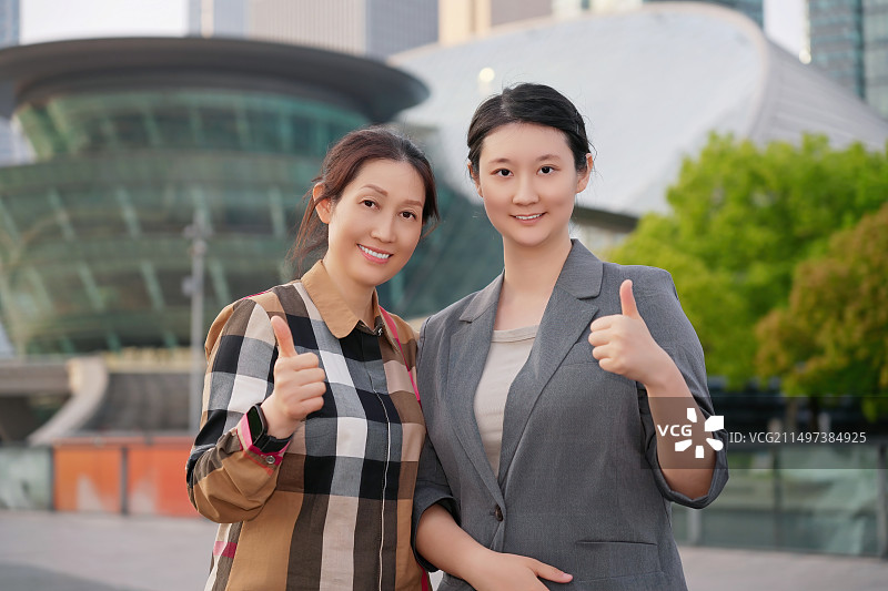 城市企业环境中自信的女商人图片素材