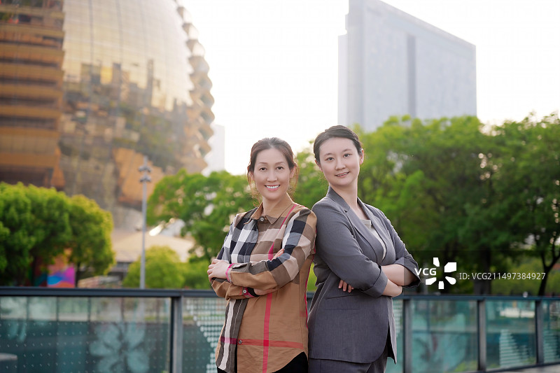 城市企业环境中自信的女商人图片素材