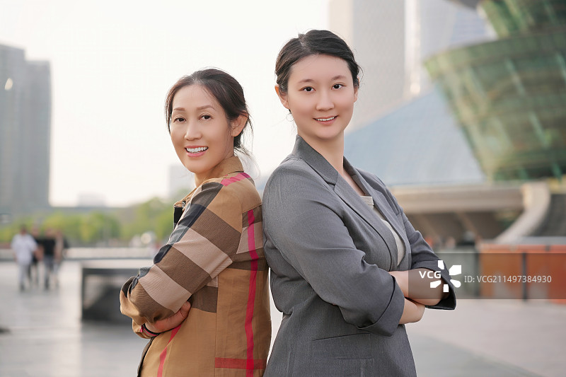 城市企业环境中自信的女商人图片素材