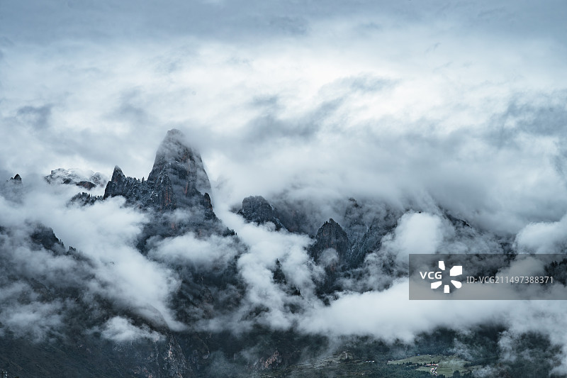 扎尕那群山云雾图片素材