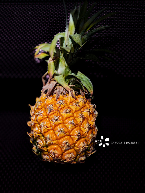 黑色背景下的菠萝特写镜头图片素材