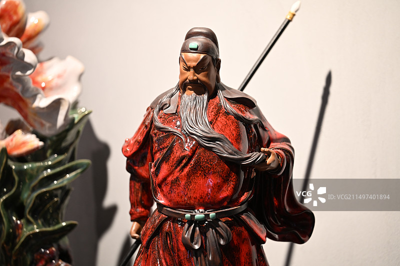 不怒自威图片素材