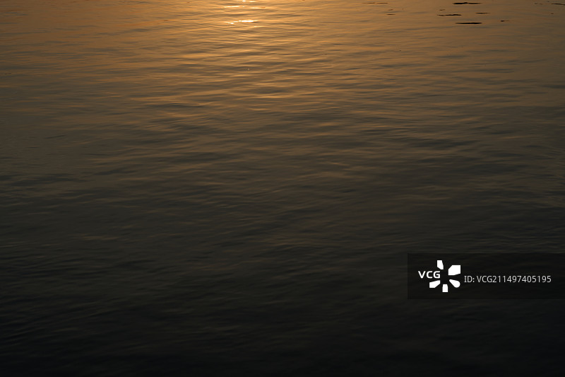 黄昏时的水纹图片素材