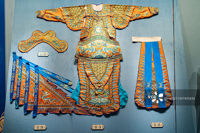 广东粤剧戏服男装大靠的靠身靠裙靠旗云肩特写，广州市文化馆展品图片素材