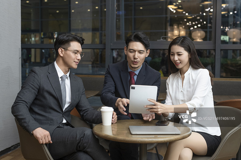 商务人士在咖啡厅使用笔记本电脑工作图片素材