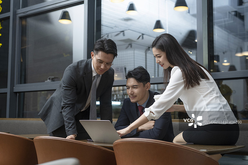 商务人士在办公室开会讨论图片素材