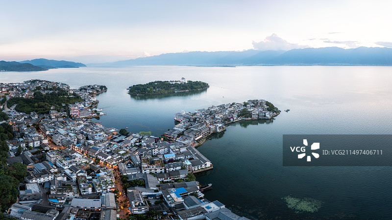 日落蓝调时分的大理洱海双廊古镇图片素材