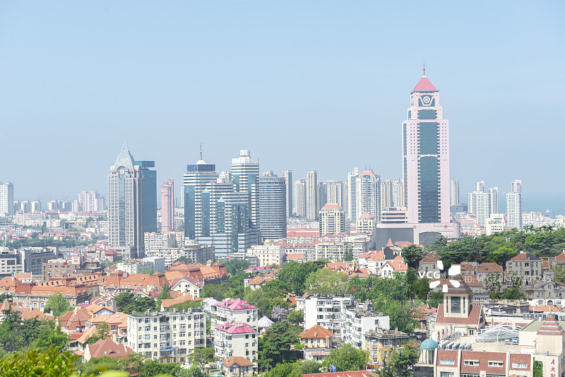 青岛信号山公园景观大海青岛老城区红色屋顶天空图片素材