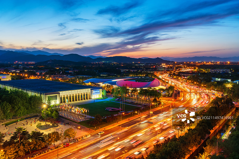 中关村国际创新中心亮灯日落夜景车流灯光秀图片素材