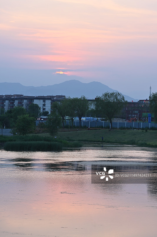 北京市海淀区山后昆玉河看西山落日图片素材