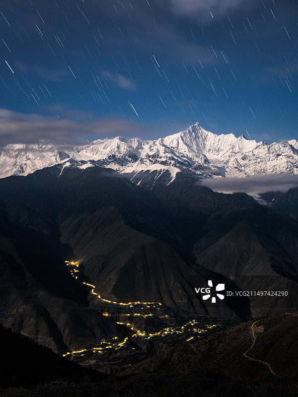 梅里雪山卡瓦格博峰月照银山图片素材