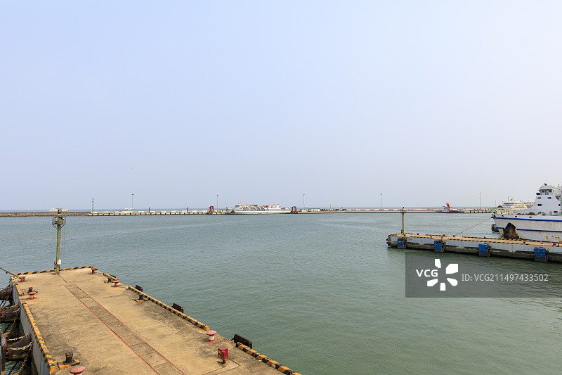 海南省海口市琼州海峡新海港码头一角图片素材