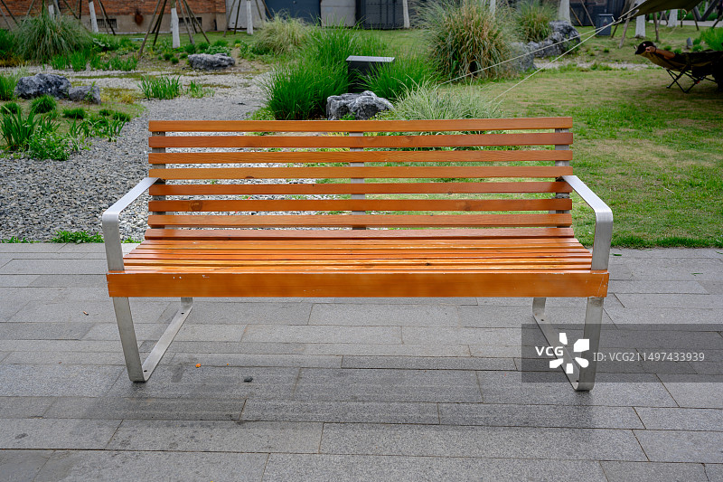 公园内的木制户外长椅图片素材