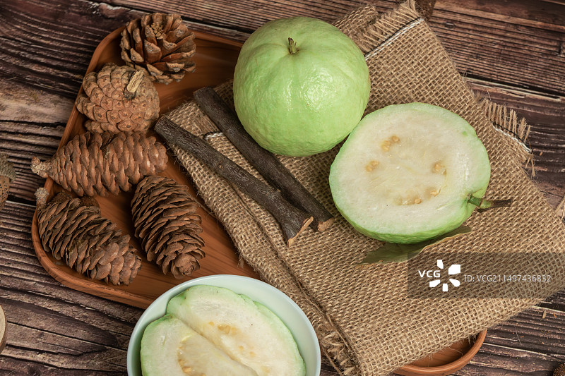 桌上水果的高角度视图图片素材