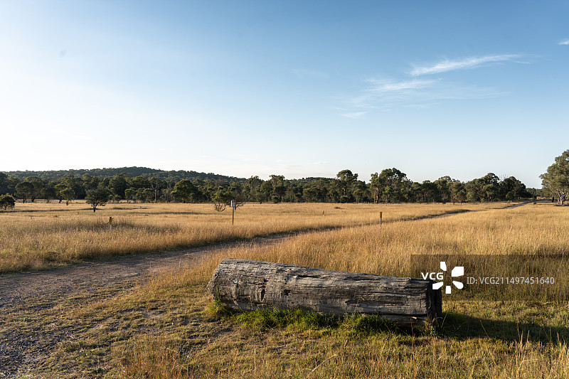 蓝天下的田野风景图片素材
