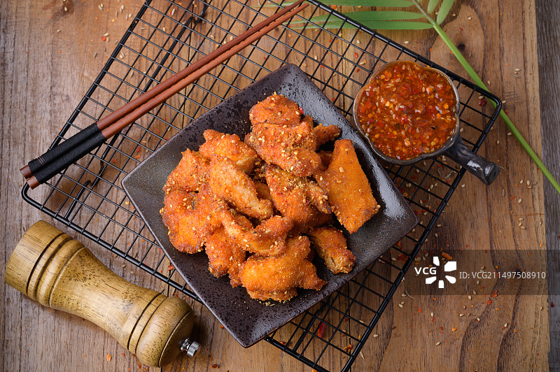 配有辣酱的美味油炸大鸡排图片素材