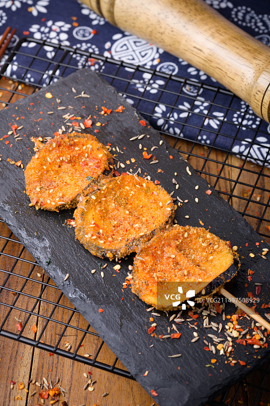 撒上调味料的炸茄子片图片素材