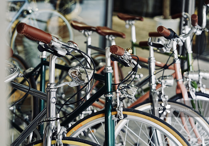 停在户外的自行车特写镜头图片素材