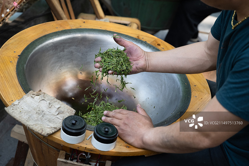 浙江杭州龙井村明前龙井手工炒龙井茶图片素材