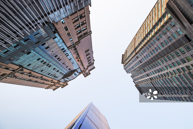 现代建筑仰天俯视 现代摩天大楼低角度视图 建筑 低角度观看现代商务城市办公大楼图片素材
