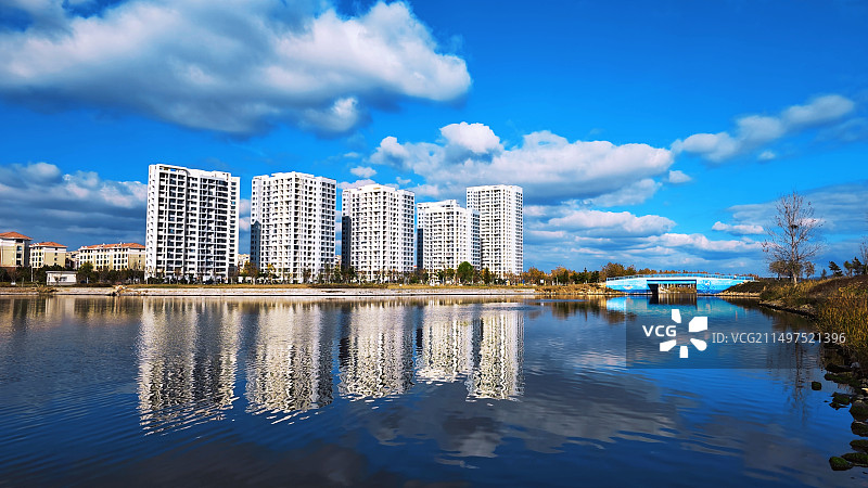 城市建筑与倒影图片素材