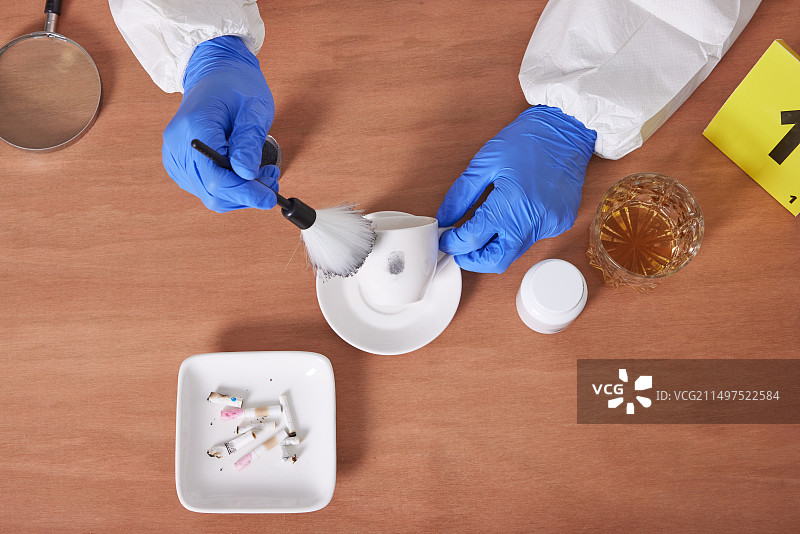 犯罪现场调查科研究员检查证据和收集指纹图片素材